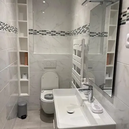 Spacious 2 Bedroom Apt - Ternes * Paris