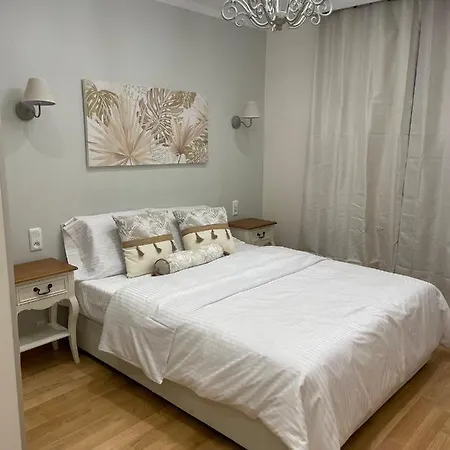 Spacious 2 Bedroom Apt - Ternes Apartment *