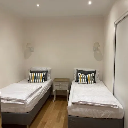 Spacious 2 Bedroom Apt - Ternes * Paris
