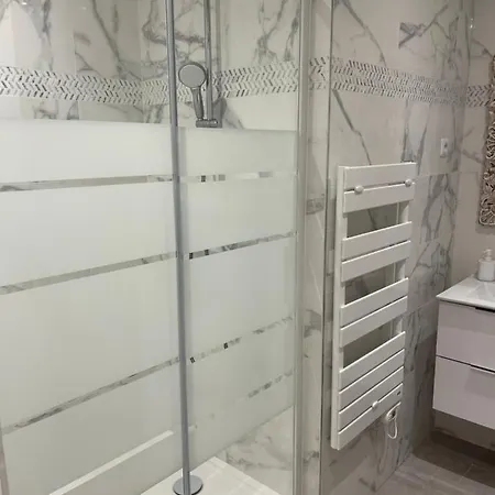 Spacious 2 Bedroom Apt - Ternes