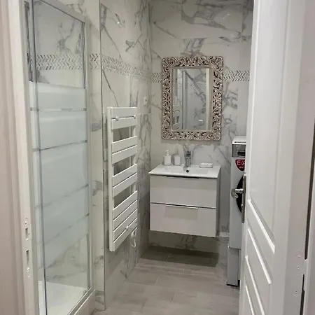 Spacious 2 Bedroom Apt - Ternes