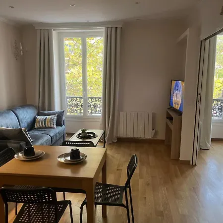 Spacious 2 Bedroom Apt - Ternes Apartment *