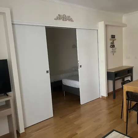 Spacious 2 Bedroom Apt - Ternes *